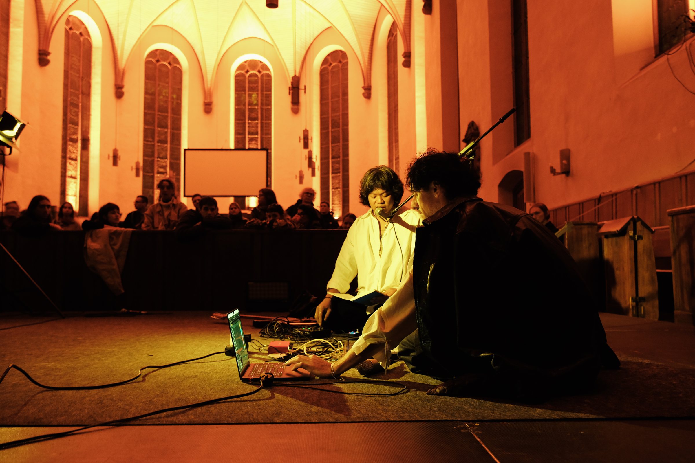 Augustine Paredes bei der Performance Grace im orangefarbenen Licht